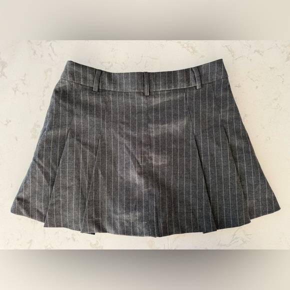 Dynamite Clara Pinstripe Skirt Skort Gray Size 6 US NWT - Picture 2 of 2